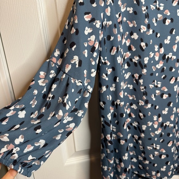 Collective Concepts Womens Long Sleeved Flowy Blouse with Abstract Pedal Design - Picture 2 of 6